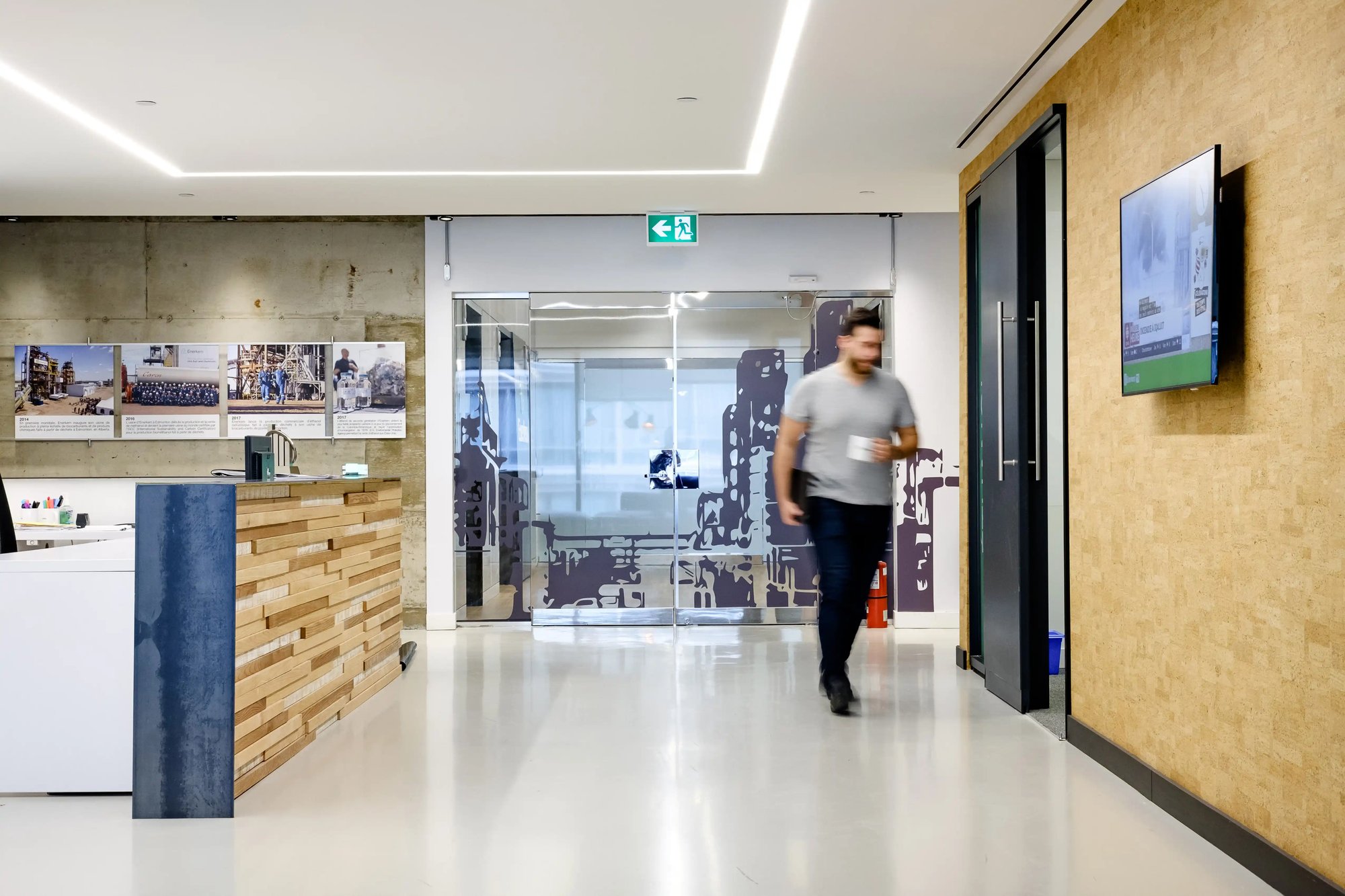 une personne marchant dans un couloir