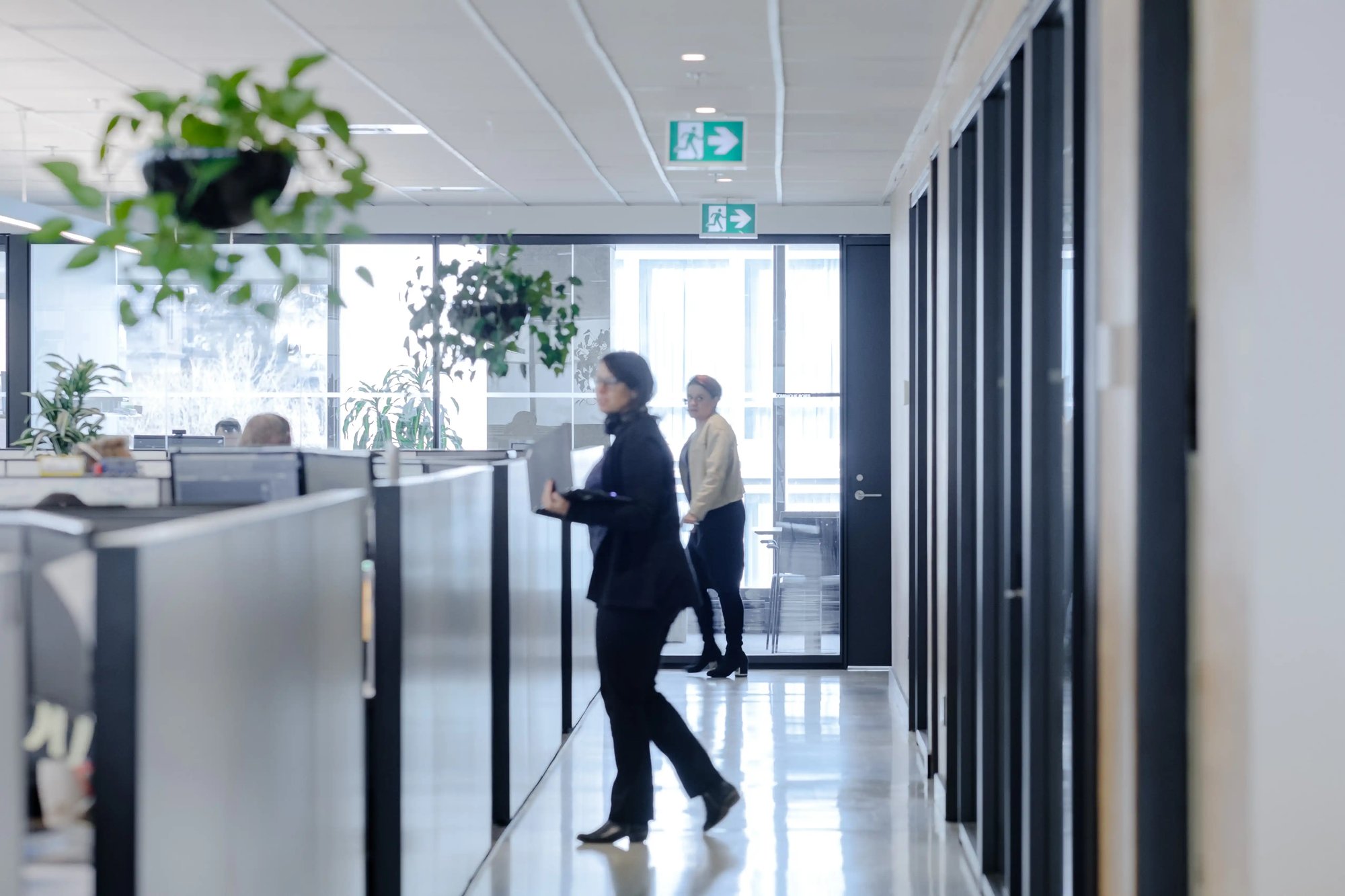 une personne marchant dans un couloir de bureau