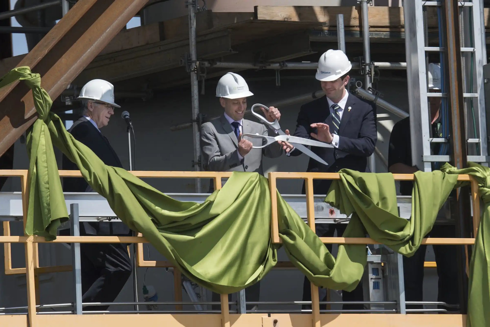 groupe d'hommes portant des casques blancs lors de l'inauguration d'une usine en Alberta