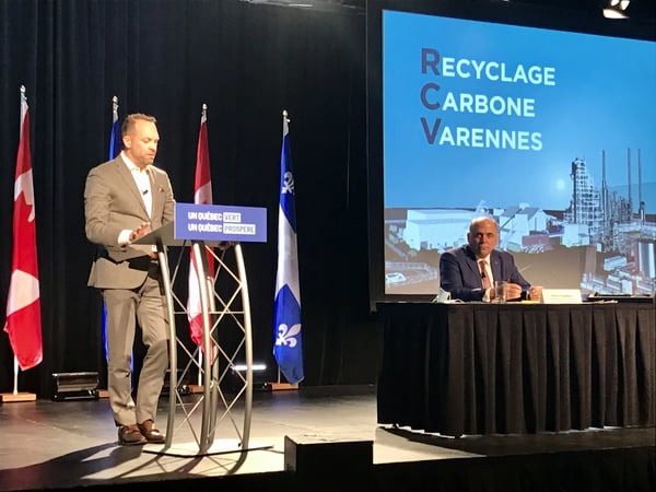 Man holding a presentation for Recyclage Carbone Varennes