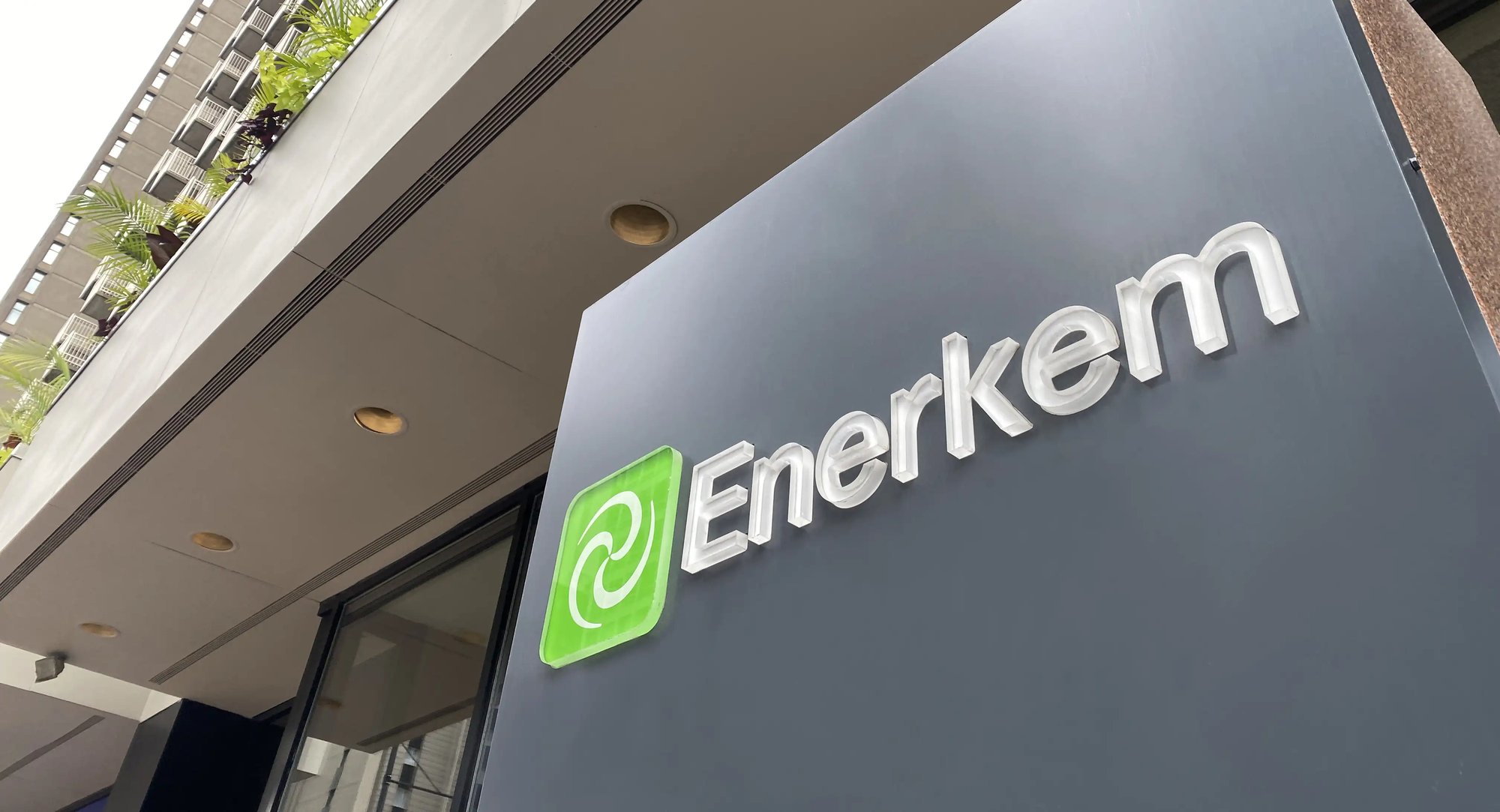 Logo Enerkem sur la façade de leurs locaux