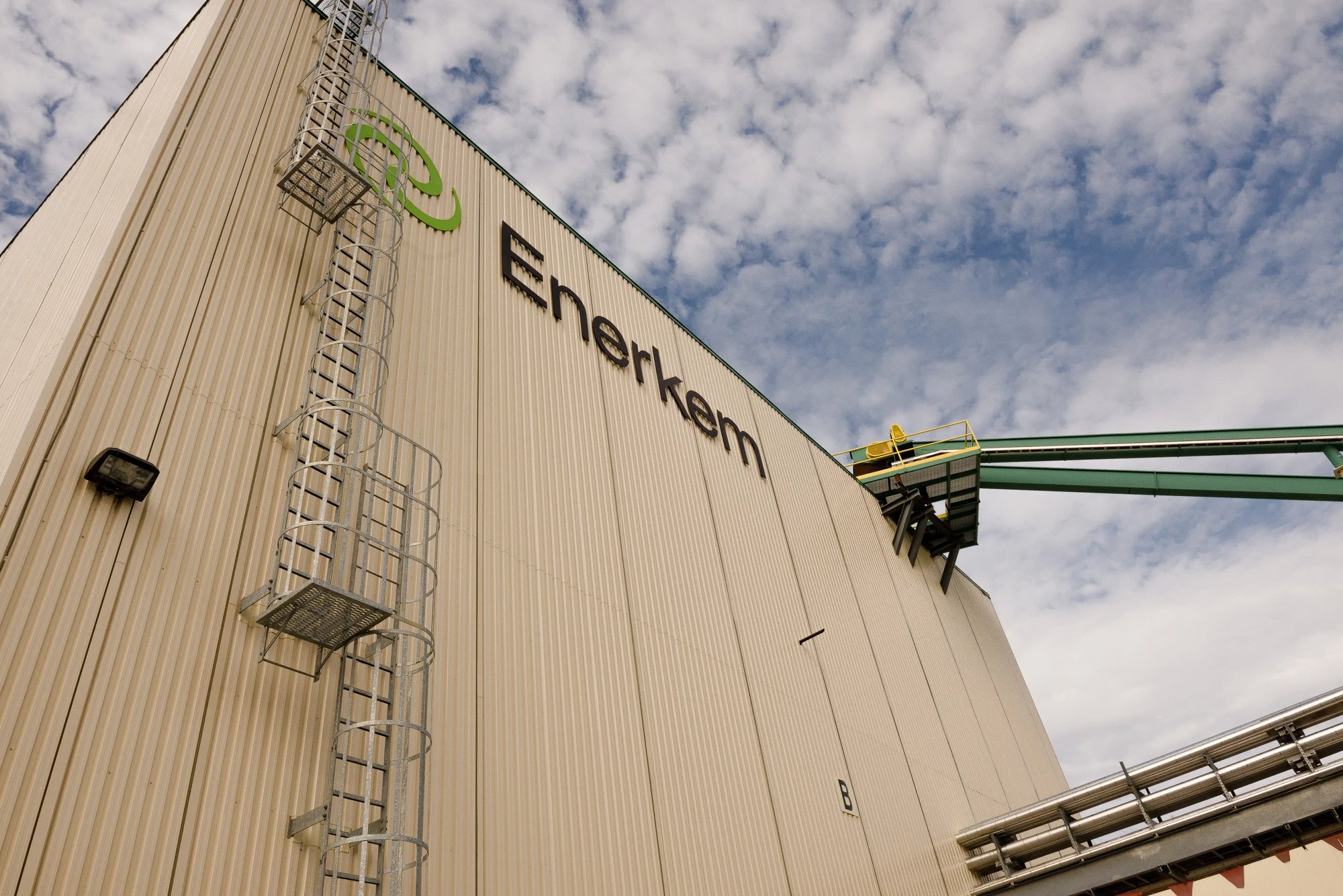 Logo Enerkem sur la façade de l'usine de Westbury