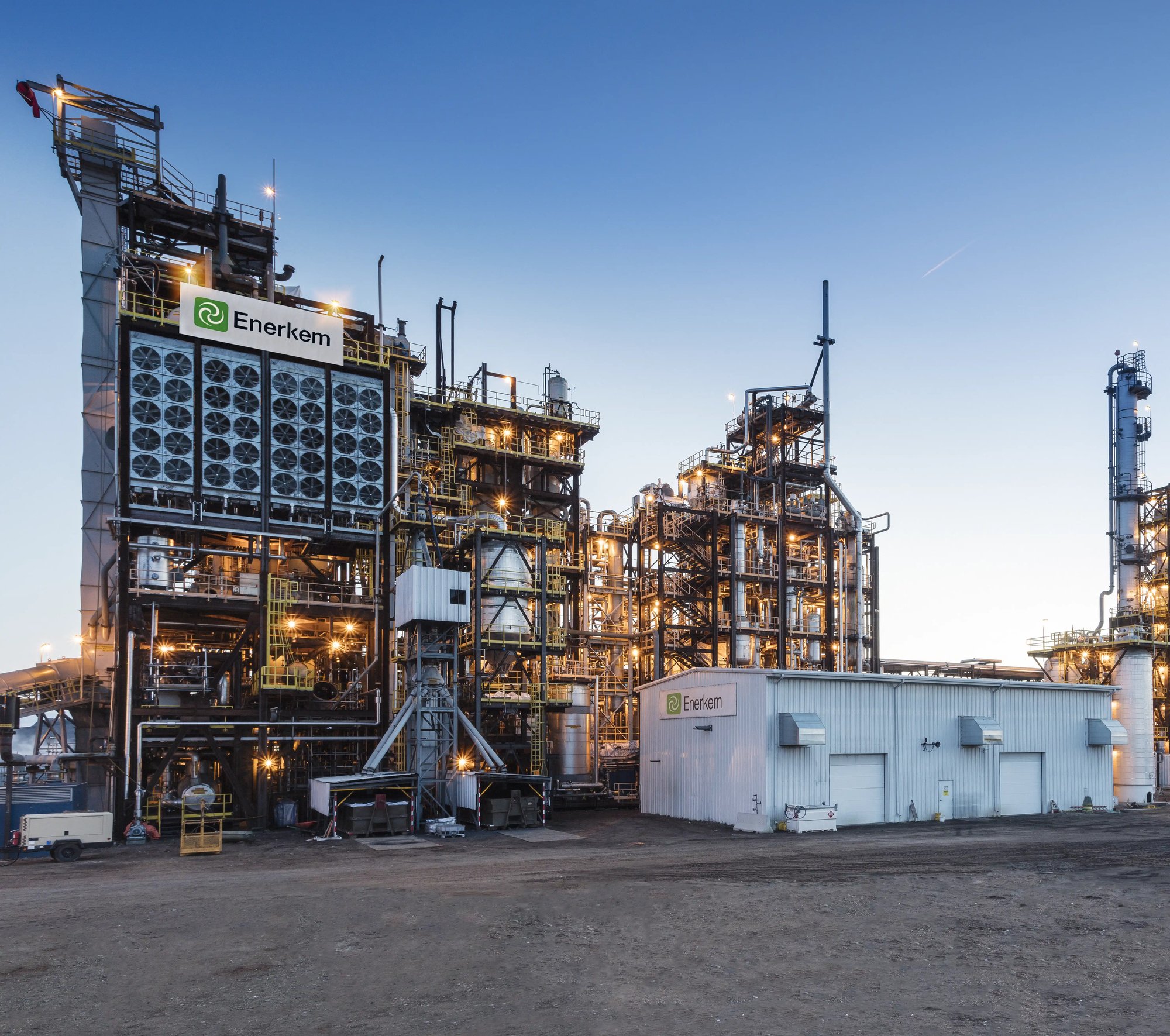 Vue extérieure d'une usine Enerkem en Alberta, de nuit