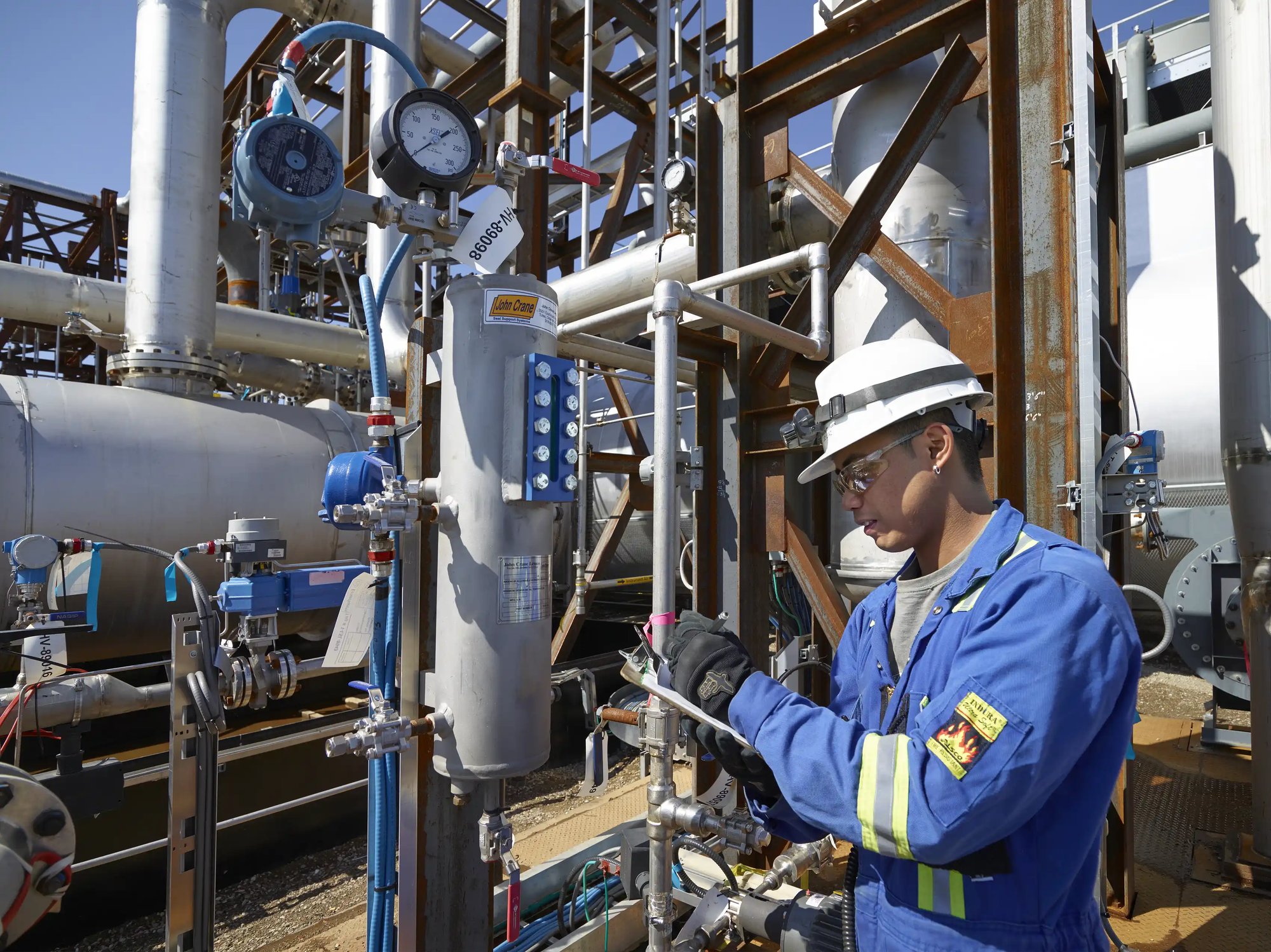 une personne en combinaison bleue travaillant sur une machine