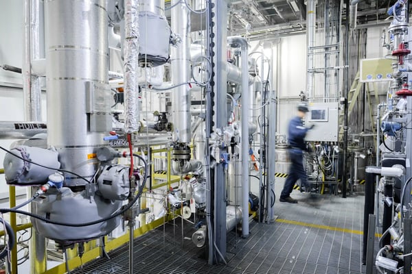 Personne qui marche dans une usine