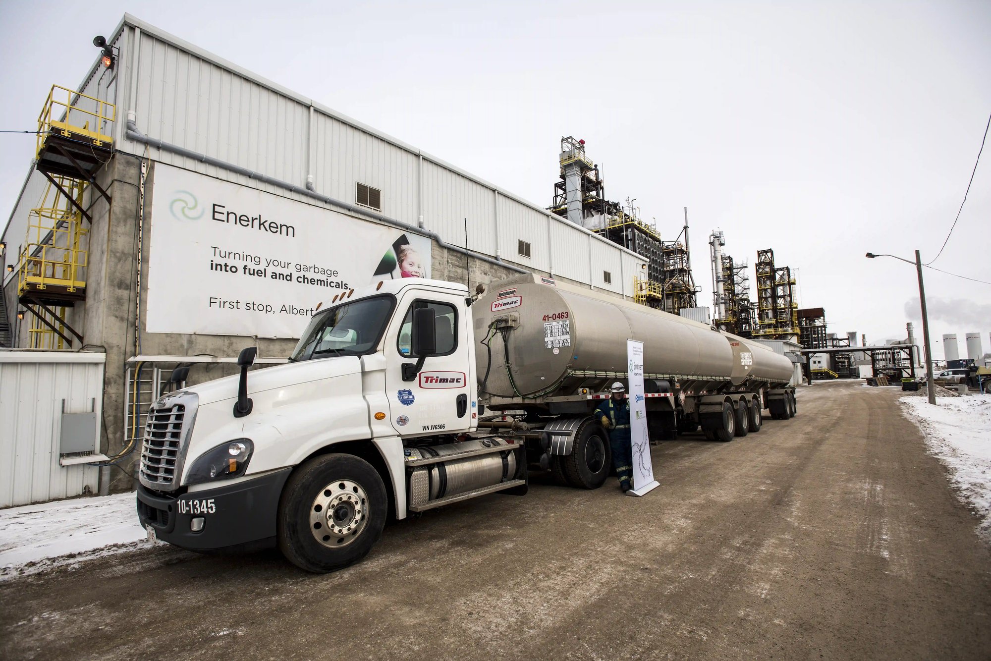 un grand camion à double citerne stationné à l'usine de Enerkem en Alberta