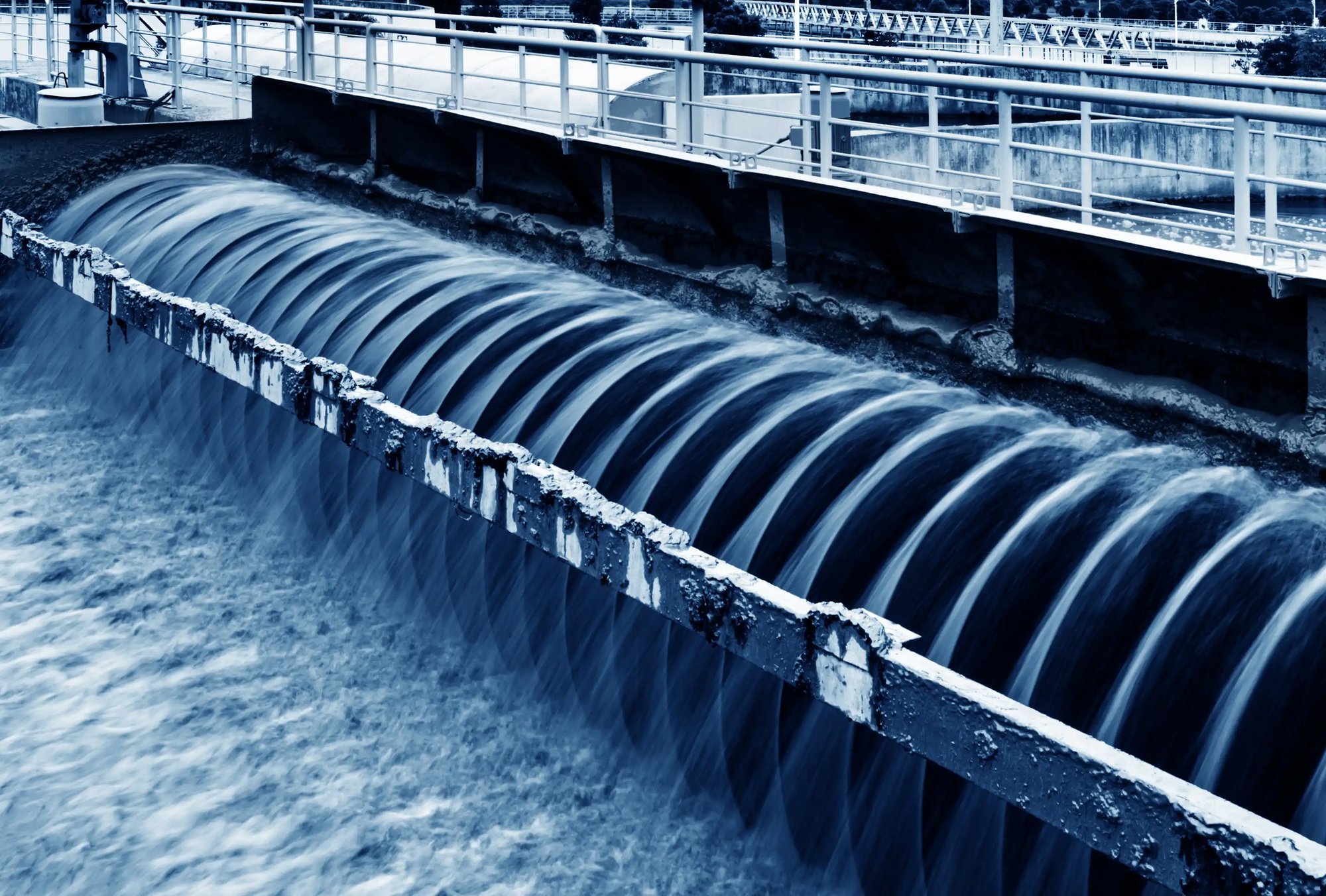 de l'eau s'écoulant dans un barrage