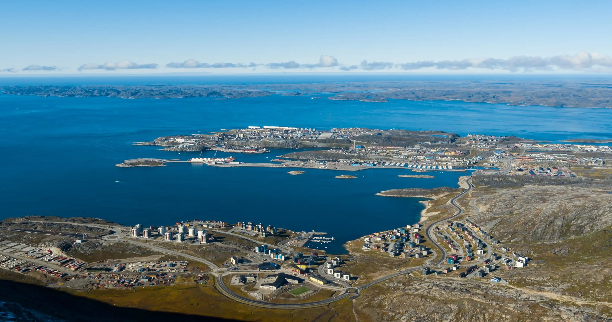 une ville au bord de l'eau